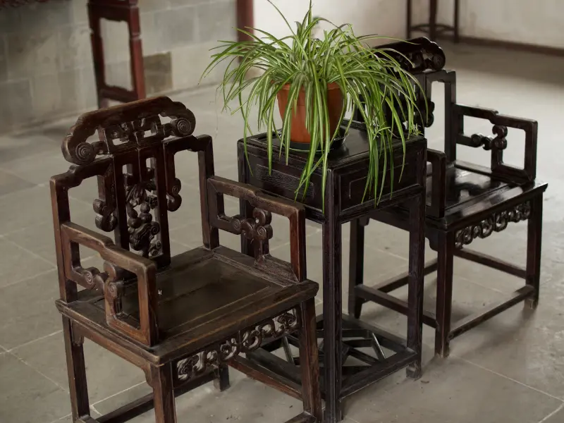 Mobilier en bois foncé inspiré de la dynastie Ming, lignes droites et laques profondes