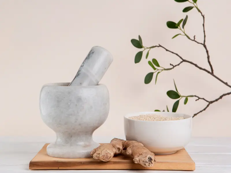 Objet ancien japonais en céramique craquelée, posé sur fond brut wabi-sabi