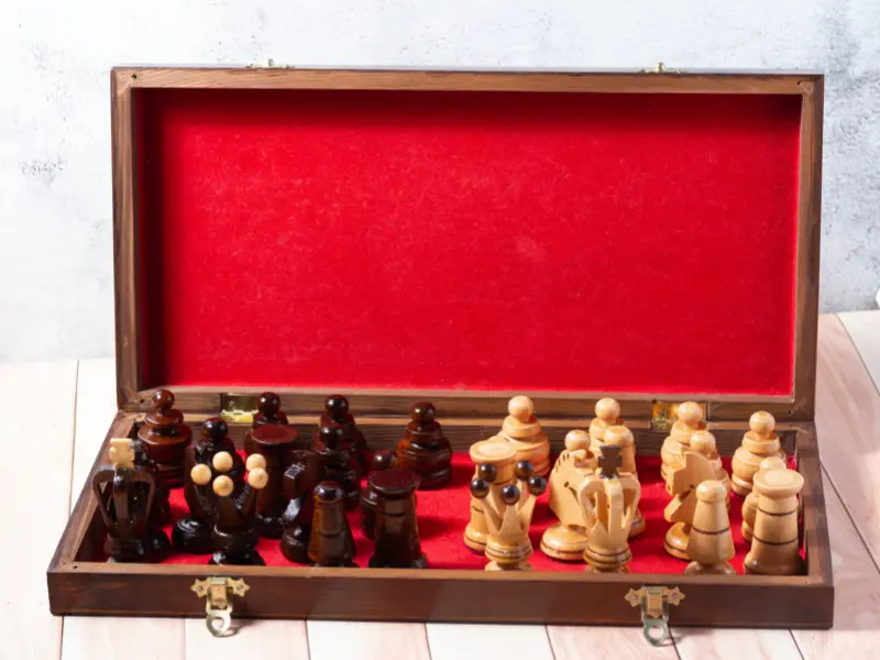 Coffre laqué ancien d’origine chinoise avec scènes peintes