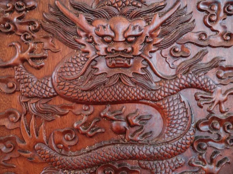 Écran en bois sculpté à motifs dragons d’inspiration Ming