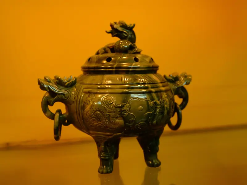 Encensoir ancien en bronze à trois pieds et anses, couvercle ajouré