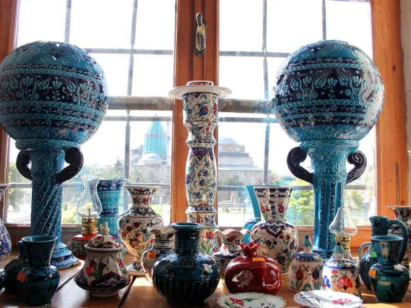 Vitrine d’antiquités asiatiques : objets laqués, poteries anciennes, sculptures bouddhistes